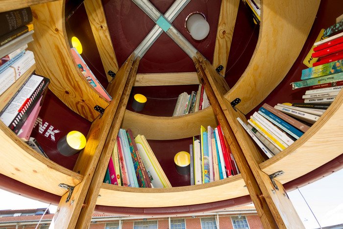 Ενα βαρέλι γεμάτο γνώση -Η εντυπωσιακή πρώτη δημόσια ανταλλακτική βιβλιοθήκη στη Θεσσαλονίκη [εικόνες] | iefimerida.gr 1