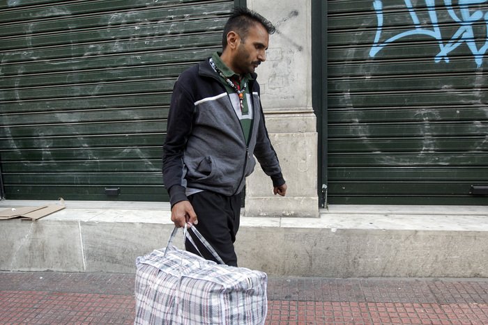 Συνεχίζεται η απελευθέρωση μεταναστών -Τους πάνε στην Ομόνοια | iefimerida.gr 6