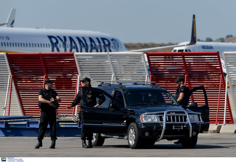 Ελεύθεροι σκοπευτές και ειδικά εκπαιδευμένα σκυλιά στο αεροδρόμιο για την άφιξη Πούτιν [εικόνες] | iefimerida.gr 3