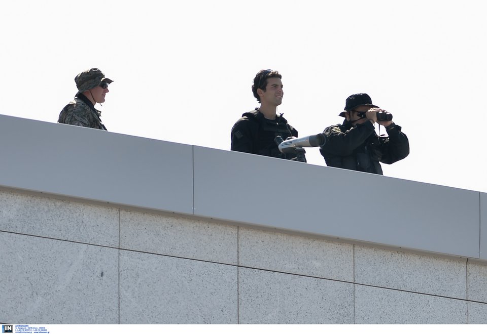 Ελεύθεροι σκοπευτές και ειδικά εκπαιδευμένα σκυλιά στο αεροδρόμιο για την άφιξη Πούτιν [εικόνες] | iefimerida.gr 4