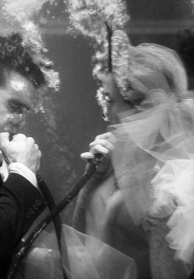 Φωτογραφίζοντας τον πρώτο υποβρύχιο γάμο κάπου στα 1954 [εικόνες] | iefimerida.gr 3