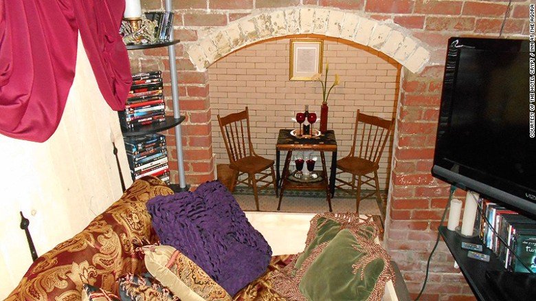 Ξενοδοχείο χρεώνει 760 δολάρια τη βραδιά για να κοιμηθείτε σε τάφο [εικόνες] | iefimerida.gr 2