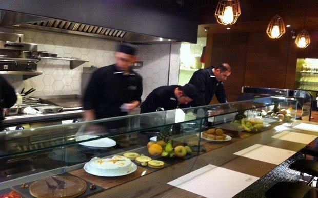 Το νέο στέκι στη Στοά Σπυρομήλιου που δεν βρίσκει τραπέζι ούτε η Καϊλή – Βουλευτές εξόριστοι στην μπάρα [εικόνες] | iefimerida.gr 1