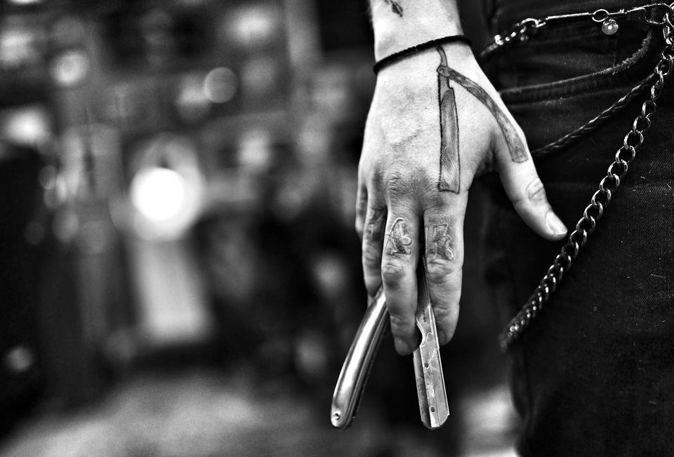 Αυτός είναι ο Ελληνας ροκ μπαρμπέρης που έχει τρελάνει τους Γερμανούς [εικόνες] | iefimerida.gr 3