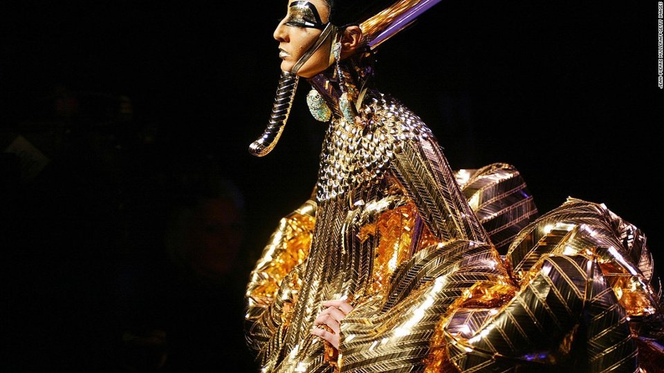 Φαραώ και άστεγοι στην πασαρέλα: Τα πιο εξωφρενικά λουκ σε επιδείξεις μόδας [εικόνες] | iefimerida.gr 0