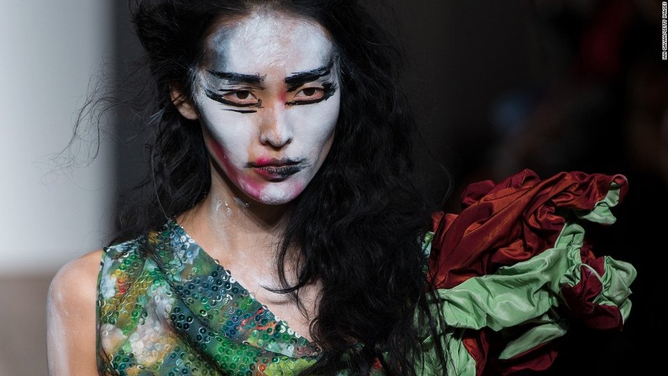 Φαραώ και άστεγοι στην πασαρέλα: Τα πιο εξωφρενικά λουκ σε επιδείξεις μόδας [εικόνες] | iefimerida.gr 3