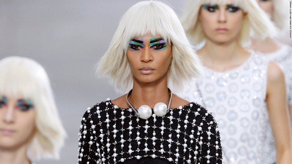 Φαραώ και άστεγοι στην πασαρέλα: Τα πιο εξωφρενικά λουκ σε επιδείξεις μόδας [εικόνες] | iefimerida.gr 4