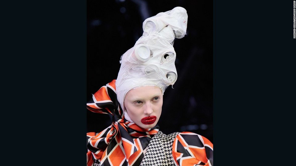 Φαραώ και άστεγοι στην πασαρέλα: Τα πιο εξωφρενικά λουκ σε επιδείξεις μόδας [εικόνες] | iefimerida.gr 2