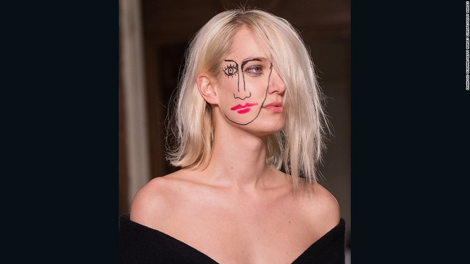 Φαραώ και άστεγοι στην πασαρέλα: Τα πιο εξωφρενικά λουκ σε επιδείξεις μόδας [εικόνες] | iefimerida.gr 7