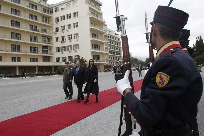 Η Ζωή στο Πεντάγωνο -Κόκκινα χαλιά, επιθεώρησε άγημα [εικόνες] | iefimerida.gr 0