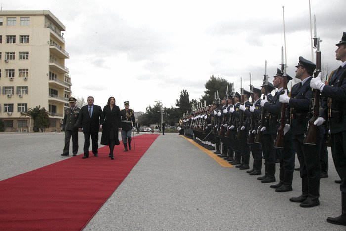 Η Ζωή στο Πεντάγωνο -Κόκκινα χαλιά, επιθεώρησε άγημα [εικόνες] | iefimerida.gr 1