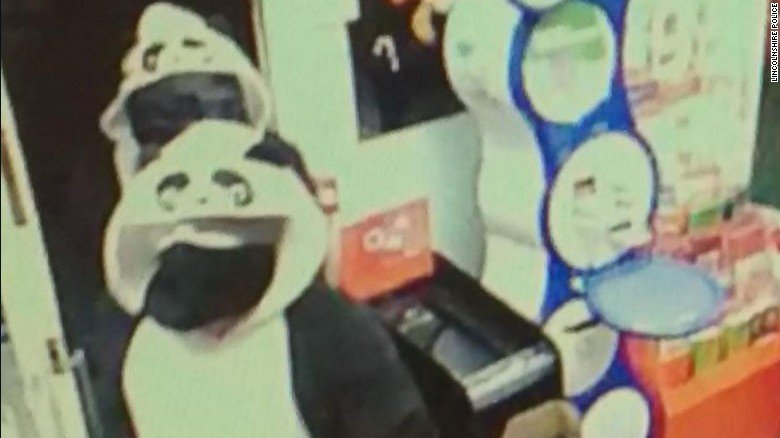 Ντύθηκαν… πάντα και λήστεψαν μαγαζί [εικόνες] | iefimerida.gr 1