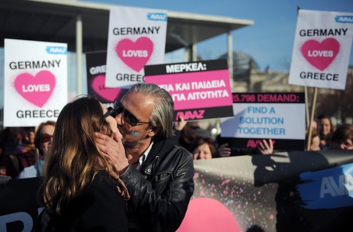 Ενας Ελληνας και μια Γερμανίδα: Το ζευγάρι που φιλήθηκε παθιασμένα μπροστά από την Καγκελαρία για να «δείξει τον δρόμο» σε Μέρκελ και Τσίπρα [εικόνες] | iefimerida.gr 1