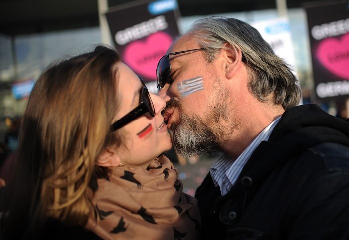 Ενας Ελληνας και μια Γερμανίδα: Το ζευγάρι που φιλήθηκε παθιασμένα μπροστά από την Καγκελαρία για να «δείξει τον δρόμο» σε Μέρκελ και Τσίπρα [εικόνες] | iefimerida.gr 2