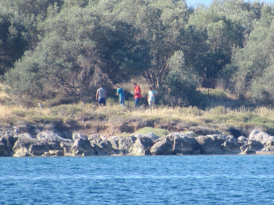 Μακάβριο εύρημα σε ακατοίκητο νησάκι στην Ιτέα: Παιδιά ανακάλυψαν σκελετό νεαρού άνδρα [εικόνες] | iefimerida.gr 4