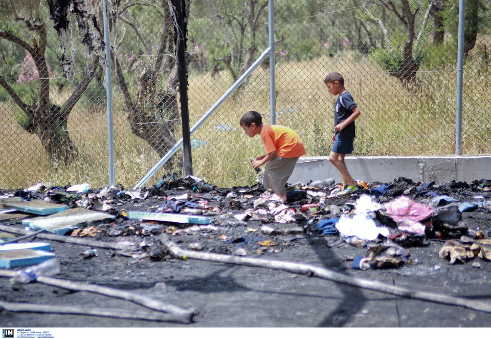 Εικόνες βιβλικής καταστροφής στη Μόρια – Καμένες σκηνές, πεταμένα φαγητά και παπούτσια [εικόνες] | iefimerida.gr 1