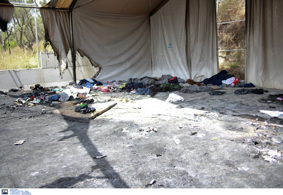 Εικόνες βιβλικής καταστροφής στη Μόρια – Καμένες σκηνές, πεταμένα φαγητά και παπούτσια [εικόνες] | iefimerida.gr 2