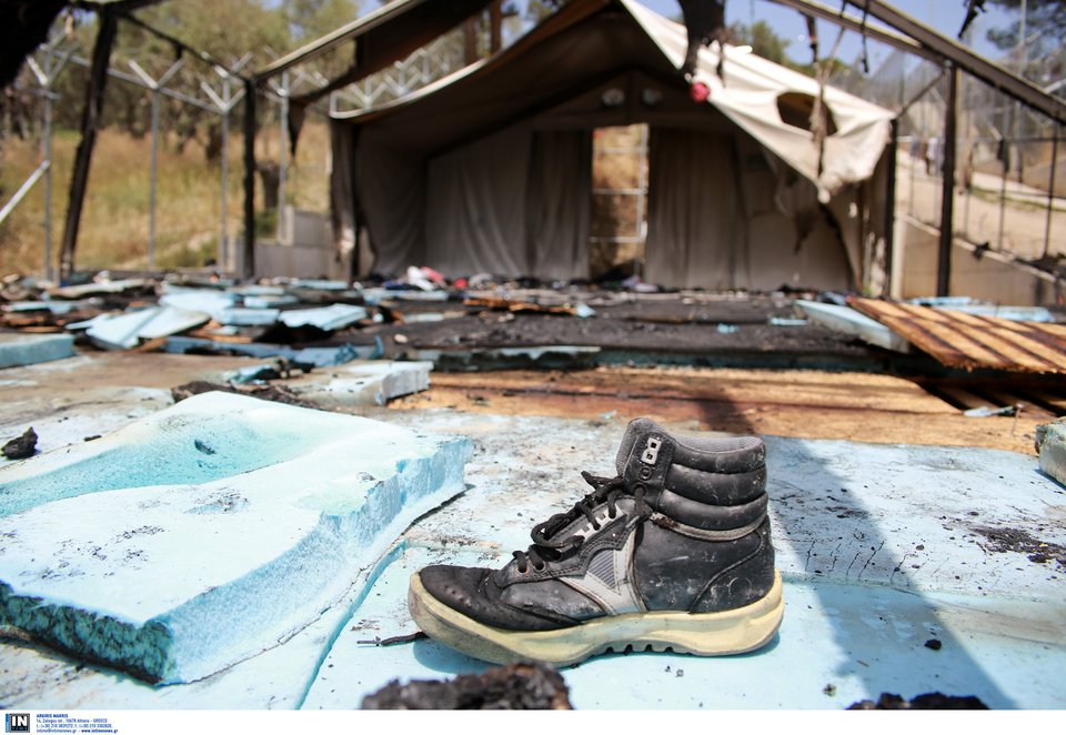 Εικόνες βιβλικής καταστροφής στη Μόρια – Καμένες σκηνές, πεταμένα φαγητά και παπούτσια [εικόνες] | iefimerida.gr 6