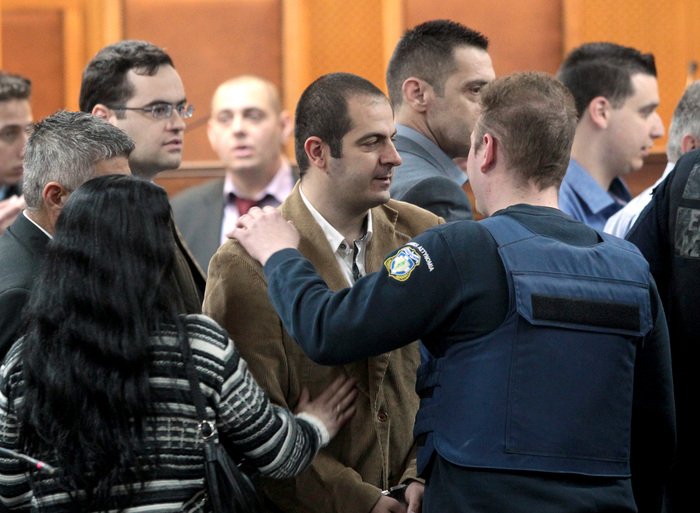 Μέσα στη δίκη της ΧΑ: Ο Ρουπακιάς, οι γονείς του Φύσσα, ο μετανοημένος Μπούκουρας [εικόνες & βίντεο] | iefimerida.gr 11