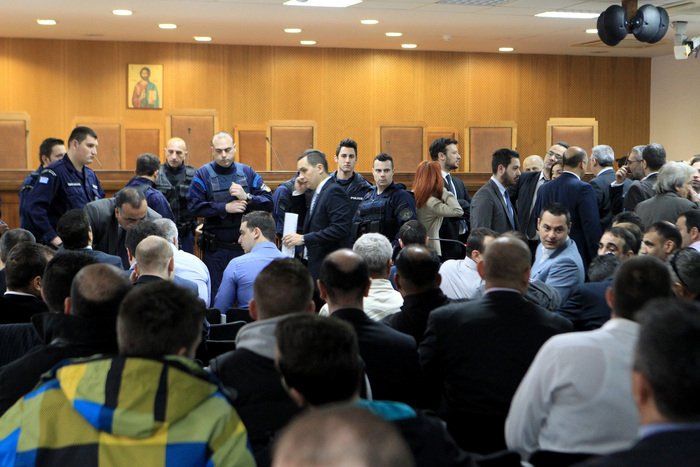Μέσα στη δίκη της ΧΑ: Ο Ρουπακιάς, οι γονείς του Φύσσα, ο μετανοημένος Μπούκουρας [εικόνες & βίντεο] | iefimerida.gr 16