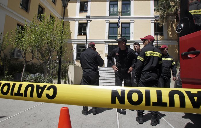 Απίστευτες σκηνές στην Εισαγγελία: Ειδικές στολές, απολύμανση και πανικός για τη λευκή σκόνη [εικόνες] | iefimerida.gr 3