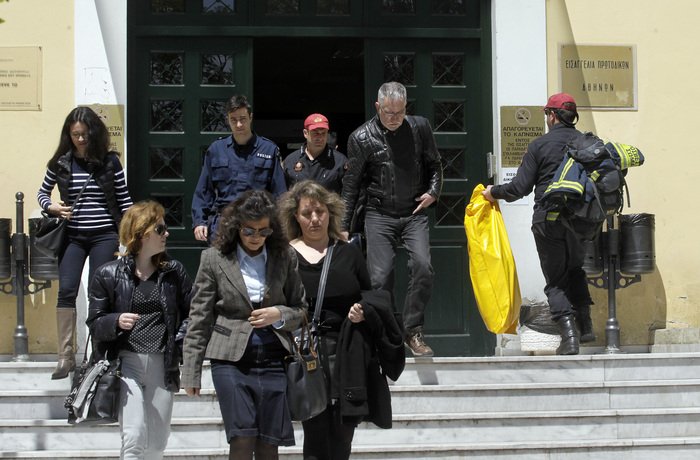 Απίστευτες σκηνές στην Εισαγγελία: Ειδικές στολές, απολύμανση και πανικός για τη λευκή σκόνη [εικόνες] | iefimerida.gr 2