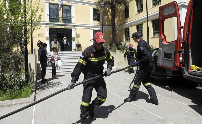 Απίστευτες σκηνές στην Εισαγγελία: Ειδικές στολές, απολύμανση και πανικός για τη λευκή σκόνη [εικόνες] | iefimerida.gr 0