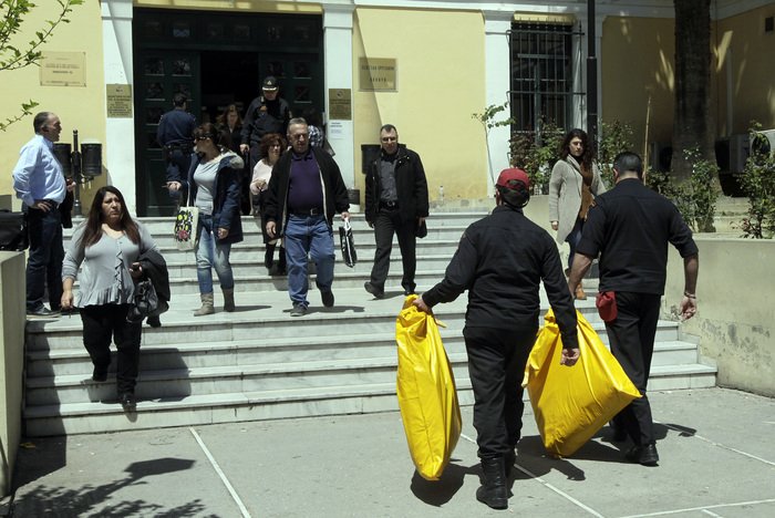 Απίστευτες σκηνές στην Εισαγγελία: Ειδικές στολές, απολύμανση και πανικός για τη λευκή σκόνη [εικόνες] | iefimerida.gr 1