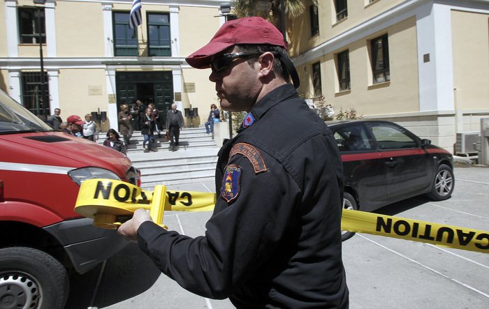 Απίστευτες σκηνές στην Εισαγγελία: Ειδικές στολές, απολύμανση και πανικός για τη λευκή σκόνη [εικόνες] | iefimerida.gr 7