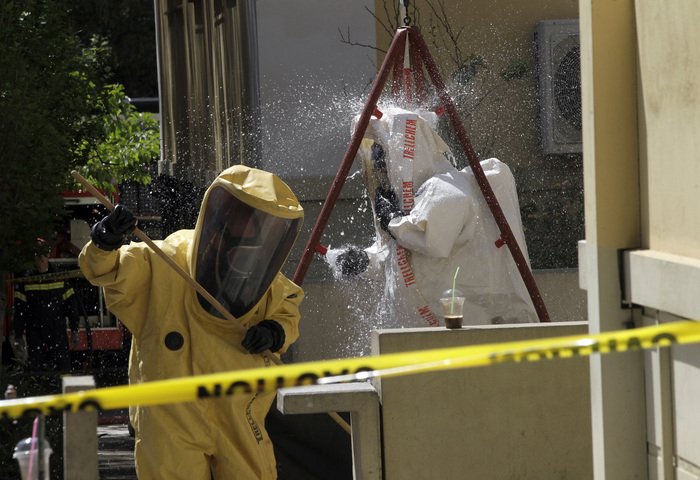 Απίστευτες σκηνές στην Εισαγγελία: Ειδικές στολές, απολύμανση και πανικός για τη λευκή σκόνη [εικόνες] | iefimerida.gr 8