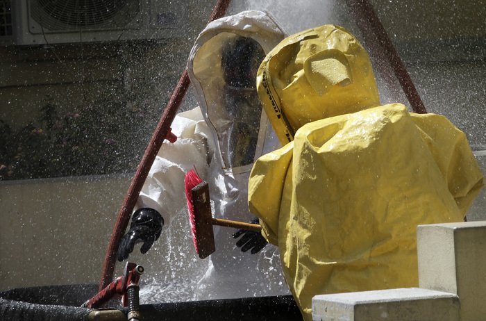 Απίστευτες σκηνές στην Εισαγγελία: Ειδικές στολές, απολύμανση και πανικός για τη λευκή σκόνη [εικόνες] | iefimerida.gr 9