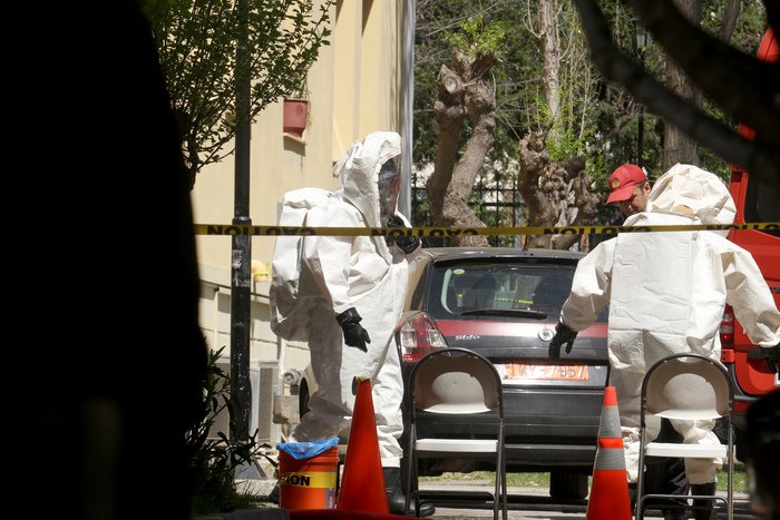 Απίστευτες σκηνές στην Εισαγγελία: Ειδικές στολές, απολύμανση και πανικός για τη λευκή σκόνη [εικόνες] | iefimerida.gr 10