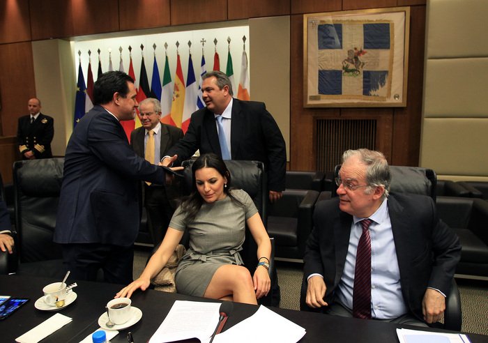 Το απρόσμενο σταυροπόδι της  Oλγας Κεφαλογιάννη στο υπουργείο Αμυνας [εικόνα] | iefimerida.gr 0