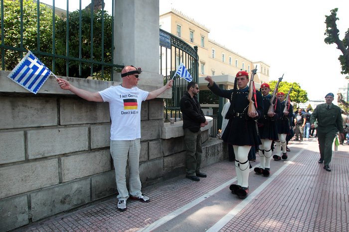 Τουρίστας έξω από τη Βουλή: «Είμαι Γερμανός, μη με σκοτώσετε» [εικόνες] | iefimerida.gr 2
