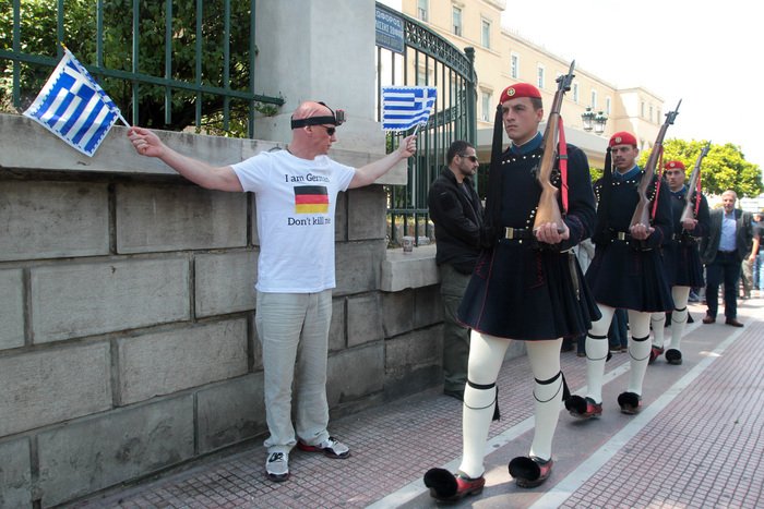 Τουρίστας έξω από τη Βουλή: «Είμαι Γερμανός, μη με σκοτώσετε» [εικόνες] | iefimerida.gr 1