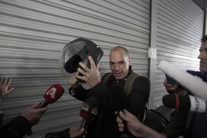 Kάμερες και μικρόφωνα πολιορκούν τον Βαρουφάκη την ώρα που φτάνει το πρωί στο υπουργείο [εικόνες] | iefimerida.gr 0