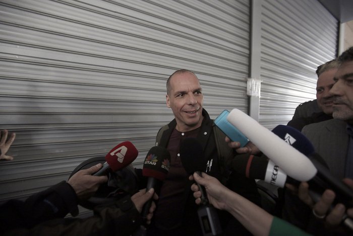 Kάμερες και μικρόφωνα πολιορκούν τον Βαρουφάκη την ώρα που φτάνει το πρωί στο υπουργείο [εικόνες] | iefimerida.gr 1