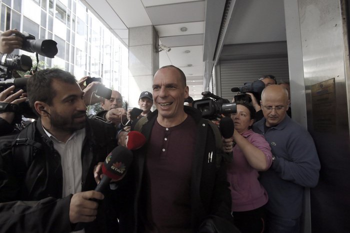 Kάμερες και μικρόφωνα πολιορκούν τον Βαρουφάκη την ώρα που φτάνει το πρωί στο υπουργείο [εικόνες] | iefimerida.gr 2