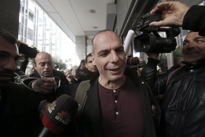 Kάμερες και μικρόφωνα πολιορκούν τον Βαρουφάκη την ώρα που φτάνει το πρωί στο υπουργείο [εικόνες] | iefimerida.gr 3