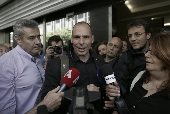 Ο Βαρουφάκης κατάργησε την κόκκινη γραμμή στο σακάκι | iefimerida.gr 2