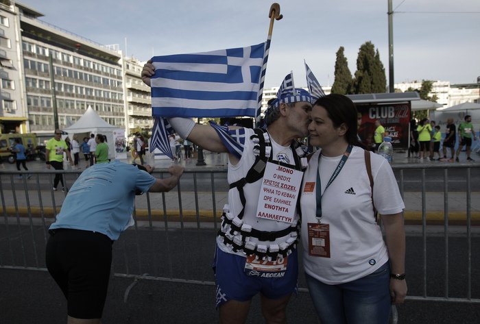Χιλιάδες δρομείς στον ημιμαραθώνιο Αθήνας: Χαμόγελα, χρώματα, διασκέδαση [εικόνες] | iefimerida.gr 7