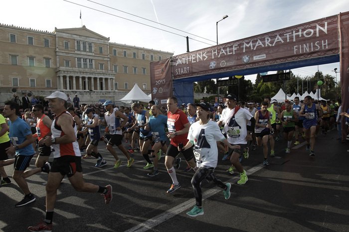 Χιλιάδες δρομείς στον ημιμαραθώνιο Αθήνας: Χαμόγελα, χρώματα, διασκέδαση [εικόνες] | iefimerida.gr 9