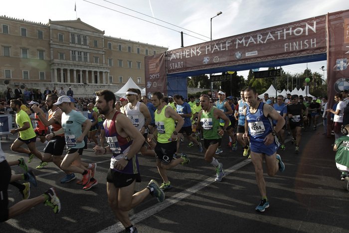 Χιλιάδες δρομείς στον ημιμαραθώνιο Αθήνας: Χαμόγελα, χρώματα, διασκέδαση [εικόνες] | iefimerida.gr 10