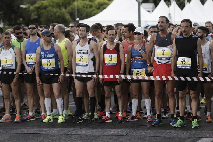 Χιλιάδες δρομείς στον ημιμαραθώνιο Αθήνας: Χαμόγελα, χρώματα, διασκέδαση [εικόνες] | iefimerida.gr 11