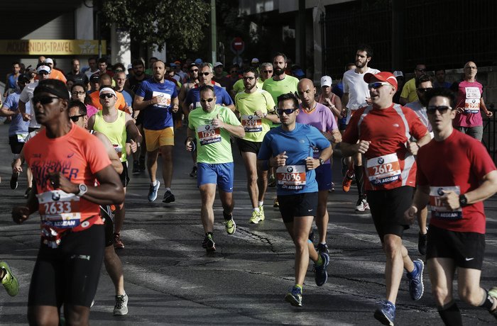 Χιλιάδες δρομείς στον ημιμαραθώνιο Αθήνας: Χαμόγελα, χρώματα, διασκέδαση [εικόνες] | iefimerida.gr 12