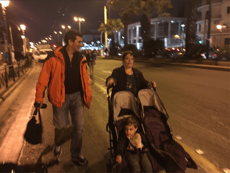 Η Αλέκα Παπαρήγα με το εγγονάκι της στην πορεία του ΠΑΜΕ | iefimerida.gr 0