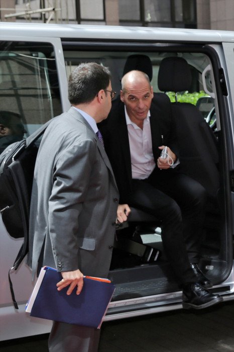 Ο Βαρουφάκης για πρώτη φορά σε Eurogroup με το πουκάμισο μέσα από το παντελόνι [εικόνες] | iefimerida.gr 1