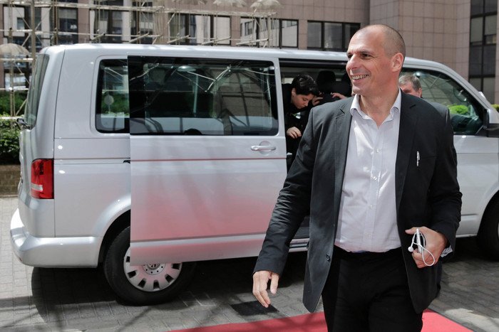 Ο Βαρουφάκης για πρώτη φορά σε Eurogroup με το πουκάμισο μέσα από το παντελόνι [εικόνες] | iefimerida.gr 0