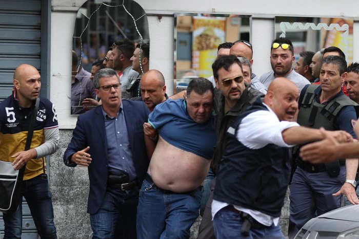 Μακελειό στη Νάπολη: Σε κατάσταση αμόκ σκότωσε 4 και τραυμάτισε 6 πριν συλληφθεί | iefimerida.gr 3