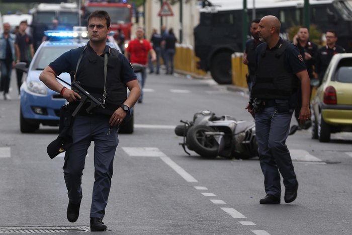 Μακελειό στη Νάπολη: Σε κατάσταση αμόκ σκότωσε 4 και τραυμάτισε 6 πριν συλληφθεί | iefimerida.gr 0